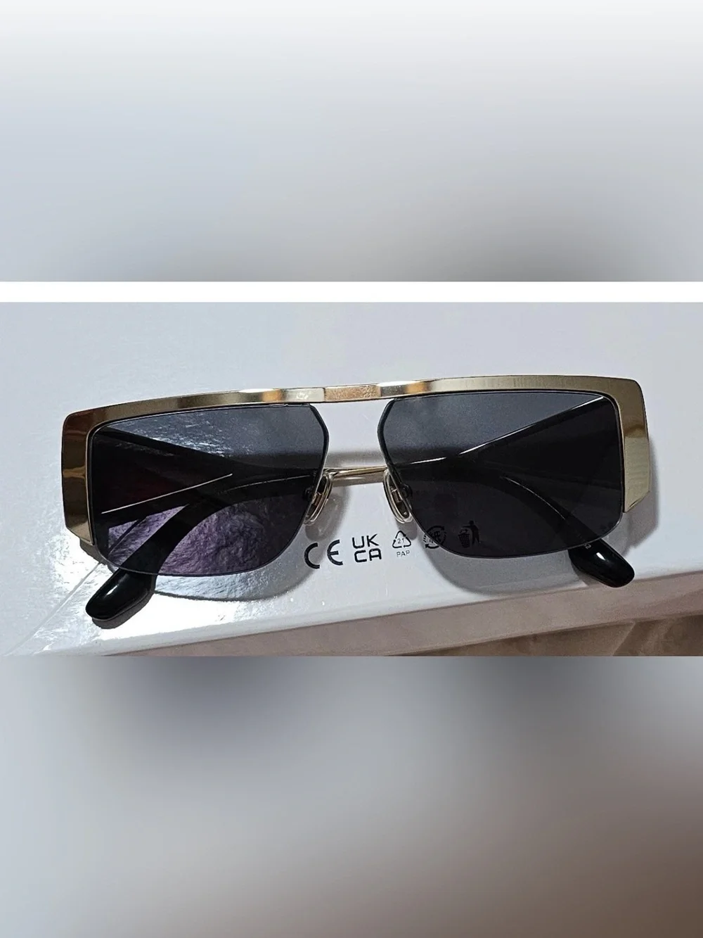 $438 Victoria Beckham Black & Gold Oversized Square Sunglasses